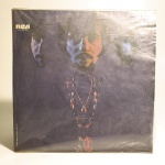 Vinil Realization: Johnny Rivers - Victor. Produto Original. Gravadora RCA Victor. Fabricado e distribuído por Indústria Brasileira CGC. 1968. Capa (escurecida, com pontos de oxidação e desgastes do material)/contracapa (com pontos de oxidação, escurecida e com desgastes do material) em regular estado de conservação, manchas/pontos de oxidação, marcação do disco, com sinais de uso, manuseio e desgastes. Disco com riscos, mesmo que superficiais, podem ocasionar algum nível de ruído na audição. Contém encarte. Lado A 6 faixas. Lado B 6 faixas.