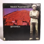 Vinil Milton Nascimento: Sentinela. Produto Original. Gravadora Ariola. Fabricado e distribuído por Wea Discos Ltda. Capa (escurecida, com pontos de oxidação e desgastes do material)/contracapa (com pontos de oxidação, escurecida e com desgastes do material) em regular estado de conservação, manchas/pontos de oxidação, marcação do disco, com sinais de uso, manuseio e desgastes. Contém plástico de proteção do disco, com rasgos. Disco com riscos, mesmo que superficiais, podem ocasionar algum nível de ruído na audição. Contém encarte. Lado A 7 faixas. Lado B 6 faixas.