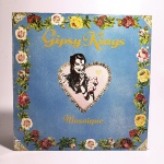Vinil Gipsy Kings: Mosaïque. Produto Original. Gravadora Discos CBS. Fabricado e distribuído por CBS Masterworks. Capa (escurecida, com pontos de oxidação e desgastes do material)/contracapa (com pontos de oxidação, escurecida e com desgastes do material) em regular estado de conservação, manchas/pontos de oxidação, marcação do disco, com sinais de uso, manuseio e desgastes. Contém plástico de proteção do disco. Disco com riscos, mesmo que superficiais, podem ocasionar algum nível de ruído na audição. Contém encarte. Selo fonográfico com pequenos rabiscos. Lado A 6 faixas. Lado B 6 faixas.