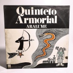Vinil Quinteto Armorial: Aralume. Produto Original. Gravadora Discos Marcus Pereira. Fabricado e distribuído por Som Indústria e Comércio s/a. 1976. Capa (escurecida, com pontos de oxidação e desgastes do material)/contracapa (com pontos de oxidação, escurecida e com desgastes do material) em regular estado de conservação, manchas/pontos de oxidação, marcação do disco, com sinais de uso, manuseio e desgastes. Disco com riscos, mesmo que superficiais, podem ocasionar algum nível de ruído na audição. Contém encarte. Lado A 3 faixas. Lado B 5 faixas.