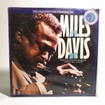 Vinil Live Miles: More music from the legendary Carnegie hall concert - Miles Davis. Produto Original. Gravadora Columbia Jazz Masterpieces. Fabricado e distribuído por Discos CBS Ind e Com Ltda. 1987. Capa (escurecida, com pontos de oxidação e desgastes do material)/contracapa (com pontos de oxidação, escurecida e com desgastes do material) em regular estado de conservação, manchas/pontos de oxidação, marcação do disco, com sinais de uso, manuseio e desgastes. Contém plástico de proteção do disco. Disco com riscos, mesmo que superficiais, podem ocasionar algum nível de ruído na audição. Não contém encarte. Lado A 1 faixa. Lado B 4 faixas.