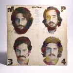 Vinil MPB 4: Vira Virou. Produto Original. Gravadora Ariola. Fabricado e distribuído por Wea Discos Ltda. Capa (escurecida, com pontos de oxidação e desgastes do material)/contracapa (com pontos de oxidação, escurecida e com desgastes do material) em regular estado de conservação, manchas/pontos de oxidação, marcação do disco, com sinais de uso, manuseio e desgastes. Contém plástico de proteção do disco. Disco com riscos, mesmo que superficiais, podem ocasionar algum nível de ruído na audição. Contém encarte. Lado A 6 faixas. Lado B 5 faixas.