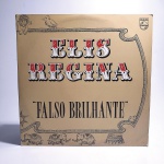 Vinil Elis Regina: Falso Brilhante. Disco Duplo. Produto Original. Gravadora Philips. Fabricado e distribuído por Polygram Discos Ltda e Companhia Brasileira de discos Phonogram. 1976 e 1973. Capa (escurecida, com pontos de oxidação e desgastes do material)/contracapa (com pontos de oxidação, escurecida e com desgastes do material) em regular estado de conservação, manchas/pontos de oxidação, marcação do disco, com sinais de uso, manuseio e desgastes. Disco com riscos, mesmo que superficiais, podem ocasionar algum nível de ruído na audição. Não contém encarte. Disco 1( Polygram): Lado A 5 faixas. Lado B 5 faixas. Disco 2: Lado A 5 faixas. Lado B 5 faixas.