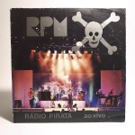 Vinil RPM: Rádio Pirata - Ao Vivo. Produto Original. Gravadora Epic. Fabricado e distribuído por Fonopress Ind Fonográfica Ltda. 1986. Capa (escurecida, com pontos de oxidação e desgastes do material)/contracapa (com pontos de oxidação, escurecida e com desgastes do material) em regular estado de conservação, manchas/pontos de oxidação, marcação do disco, com sinais de uso, manuseio e desgastes. Contém plástico de proteção do disco. Disco com riscos, mesmo que superficiais, podem ocasionar algum nível de ruído na audição. Não contém encarte. Lado A 5  faixas. Lado B 5 faixas.