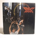 Vinil Os Paralamas do Sucesso: Big Bang. Produto Original. Gravadora Stereo Especial. Fabricado e distribuído por Fonobrás distribuidora fonográfica brasileira Ltda. Capa (escurecida, com pontos de oxidação e desgastes do material)/contracapa (com pontos de oxidação, escurecida e com desgastes do material) em regular estado de conservação, manchas/pontos de oxidação, marcação do disco, com sinais de uso, manuseio e desgastes. Contém plástico de proteção do disco. Disco com riscos, mesmo que superficiais, podem ocasionar algum nível de ruído na audição. Contém encarte. Lado A 7 faixas. Lado B 6 faixas.