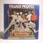 Vinil Village People: A Música não pode parar. Produto Original. Gravadora RCA. Fabricado e distribuído por RCA Eletrônica Ltda. 1980. Capa (escurecida, com pontos de oxidação e desgastes do material)/contracapa (com pontos de oxidação, escurecida e com desgastes do material) em regular estado de conservação, manchas/pontos de oxidação, marcação do disco, com sinais de uso, manuseio e desgastes. Contém plástico de proteção do disco. Disco com riscos, mesmo que superficiais, podem ocasionar algum nível de ruído na audição. Contém encarte. Lado A 5 faixas. Lado B 5 faixas.