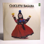Vinil Chiclete com Banana. Produto Original. Gravadora RCA. Fabricado e distribuído por BMG Ariola discos Ltda. 1992. Capa (escurecida, com pontos de oxidação e desgastes do material)/contracapa (Com etiqueta colada, com pontos de oxidação, escurecida e com desgastes do material) em regular estado de conservação, manchas/pontos de oxidação, marcação do disco, com sinais de uso, manuseio e desgastes. Contém plástico de proteção do disco. Disco com riscos, mesmo que superficiais, podem ocasionar algum nível de ruído na audição. Contém encarte. Lado A 5 faixas. Lado B 5 faixas.