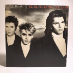 Vinil Duran Notorious. Produto Original. Gravadora Emi. Fabricado e distribuído por Fonobrás distribuidora fonográfica brasileira Ltda. 1986. Capa (escurecida, com pontos de oxidação e desgastes do material, com anotação à caneta)/contracapa (com pontos de oxidação, escurecida e com desgastes do material) em regular estado de conservação, manchas/pontos de oxidação, marcação do disco, com sinais de uso, manuseio e desgastes. Disco com riscos, mesmo que superficiais, podem ocasionar algum nível de ruído na audição. Contém encarte. Lado A 5 faixas. Lado B 5 faixas.
