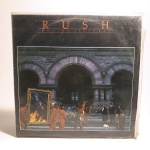 Vinil Rush: Moving pictures. Produto Original. Gravadora Mercury. Fabricado e distribuído pela Polygram Discos Ltda. 1981. Capa (escurecida, com pontos de oxidação e desgastes do material)/contracapa (com pontos de oxidação, escurecida e com desgastes do material) em regular estado de conservação, manchas/pontos de oxidação, marcação do disco, com sinais de uso, manuseio e desgastes. Contém plástico de proteção do disco. Disco com riscos, mesmo que superficiais, podem ocasionar algum nível de ruído na audição. Não contém encarte. Lado A 3 faixas. Lado B 4 faixas.