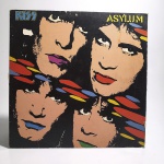 Vinil Asylum: Kiss. Produto Original. Gravadora Mercury. Fabricado e distribuído pela Fonobrás distribuidora fonográfica brasileira Ltda. 1985. Capa (escurecida, com pontos de oxidação e desgastes do material)/contracapa (com pontos de oxidação, escurecida e com desgastes do material) em regular estado de conservação, manchas/pontos de oxidação, marcação do disco, com sinais de uso, manuseio e desgastes. Disco com riscos, mesmo que superficiais, podem ocasionar algum nível de ruído na audição. Contém encarte. Lado A 5 faixas. Lado B 5 faixas.