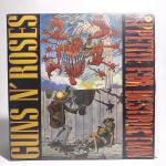 Vinil Appetite for Destruction: Guns n Roses. Produto Original. Gravadora Geffen Records. Fabricado e distribuído pela BMG Ariola discos Ltda. 1988. Capa (escurecida, com pontos de oxidação e desgastes do material)/contracapa (com pontos de oxidação, escurecida e com desgastes do material) em regular estado de conservação, manchas/pontos de oxidação, marcação do disco, com sinais de uso, manuseio e desgastes. Contém plástico de proteção do disco. Disco com riscos, mesmo que superficiais, podem ocasionar algum nível de ruído na audição. Contém encarte. Lado A 6 faixas. Lado B 6 faixas.