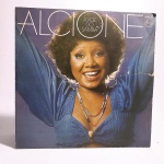 Vinil Alcione: A voz do samba. Produto Original. Gravadora Philips. Fabricado e distribuído pela CBD Phonogram. 1975. Capa (escurecida, com pontos de oxidação e desgastes do material, possuindo rasgo)/contracapa (com pontos de oxidação, escurecida e com desgastes do material, com a letra das músicas escritas) em regular estado de conservação, manchas/pontos de oxidação, marcação do disco, com sinais de uso, manuseio e desgastes. Disco com riscos, mesmo que superficiais, podem ocasionar algum nível de ruído na audição. Não contém encarte.  Lado A 6 faixas. Lado B 6 faixas.