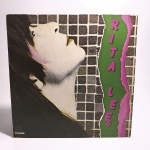 Vinil Rita lee: Saúde. Produto Original. Gravadora Som Livre. Fabricado e distribuído por RCA Eletrônica Ltda. 1981. Capa (escurecida, com pontos de oxidação e desgastes do material)/contracapa (com pontos de oxidação, escurecida e com desgastes do material) em regular estado de conservação, manchas/pontos de oxidação, marcação do disco, com sinais de uso, manuseio e desgastes. Contém plástico de proteção do disco, com rasgos. Disco com riscos, mesmo que superficiais, podem ocasionar algum nível de ruído na audição. Contém encarte. Lado A 4 faixas. Lado B 4 faixas.