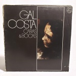 Vinil Gal Costa: Caras & Bocas. Produto Original. Gravadora Philips. Fabricado e distribuído por Companhia Brasileira de discos Phonogram. 1977. Capa (escurecida, com pontos de oxidação e desgastes do material)/contracapa (com pontos de oxidação, escurecida e com desgastes do material) em regular estado de conservação, manchas/pontos de oxidação, com laterais desgastadas e interior com abertura. Marcação do disco, com sinais de uso, manuseio e desgastes. Contém plástico de proteção do disco, com desgastes e oxidações. Disco com riscos, mesmo que superficiais, podem ocasionar algum nível de ruído na audição. Não contém encarte. Lado A 5 faixas. Lado B 5 faixas.