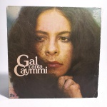 Vinil Gal canta Caymmi. Produto Original. Gravadora Philips. Fabricado e distribuído por Companhia Brasileira de discos Phonogram. 1976. Capa (escurecida, com pontos de oxidação e desgastes do material) / contracapa (com dedicatória à caneta, pontos de oxidação, escurecida e com desgastes do material) em regular estado de conservação, laterais com pequenos rasgos, manchas/pontos de oxidação, marcação do disco, com sinais de uso, manuseio e desgastes. Contém plástico de proteção do disco. Disco com riscos, mesmo que superficiais, podem ocasionar algum nível de ruído na audição. Não contém encarte. Lado A 5 faixas. Lado B 5 faixas.