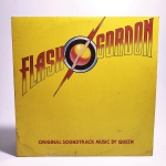 Vinil Flash Gordon: Original soundtrack music by Queen. Produto Original. Gravadora Emi. Fabricado e distribuído por Emi-Odeon Fonográfica Industrial e Eletrônica Ltda. 1980. Capa (escurecida, com pontos de oxidação e desgastes do material)/contracapa (com pontos de oxidação, escurecida e com desgastes do material) em regular estado de conservação, manchas/pontos de oxidação, marcação do disco, com sinais de uso, manuseio e desgastes. Disco com riscos, mesmo que superficiais, podem ocasionar algum nível de ruído na audição. Contém encarte. Lado A 8 faixas. Lado B 10 faixas.