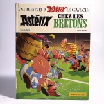 Livro: Asterix chez les Bretons. Goscinny e Uderzo. Idioma: Francês. Lyon, 1966. Editora Dargaud. 48 páginas. Capa dura. Livro em regular estado de conservação. Corte escurecido com oxidações.  Capa, contracapa e lombada com oxidações. Miolo com manchas de oxidação. Não possui grifo ou rasura.