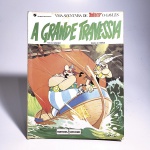 Quadrinhos: Asterix: A grande travessia. Goscinny e Uderzo. Idioma: Português. Rio de Janeiro, 1975. Editora Record. 48 páginas. Brochura. Livro em regular estado de conservação. Corte escurecido com oxidações. Capa, contracapa e lombada com marcas de manuseio e oxidações. Miolo com manchas de oxidação. Não possui grifo ou rasura. 