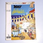 Livro: Asterix: Gladiador. Goscinny e Uderzo. Idioma: Português. Rio de Janeiro, 1985. Editora Record. 48 páginas. Brochura. Livro em regular estado de conservação. Corte escurecido com oxidações. Capa e lombada com marcas de manuseio e oxidações, contracapa oxidada e com sujidades. Miolo com manchas de oxidação. Não possui grifo ou rasura.
