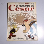 Quadrinhos - Asterix: O Presente de César. Goscinny e Uderzo. Idioma: Português. Rio de Janeiro, 1985. Editora Record. 48 páginas.Brochura. Livro em regular estado de conservação. Corte escurecido com oxidações. Capa, contracapa e lombada com marcas de manuseio e oxidações. Miolo com manchas de oxidação. Não possui grifo ou rasura. 