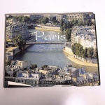 Livro: Paris: Rive Gauche, Rive Droite. Jacques Bravo - Xavier Richer - Texto de Jean Alberti. Idioma: Francês. Lyon, 2002. Editora Les Points Cardinaux. 174 páginas. Capa dura. Livro em regular estado de conservação. Capa, contracapa e lombada com extremidades desgastadas, capa com leve rasgo. Miolo levemente amarelado. Não possui grifo ou rasura.