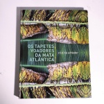 Os tapetes voadores da Mata Atlântica. Cristina Schleder. Idioma: Português. São Paulo, 2014. Editora Luste. 239 páginas. Capa dura. Livro em bom estado de conservação. Não possui grifo ou rasura.