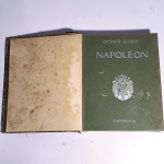 Octave Aubry - Napoléon. Flammarion. Idioma: Francês. 1936. Editora Societé de Bibliophiles. 384 páginas. Capa dura. Livro possui irregularidades por causa da ação do tempo (Livro de 1936), como miolo irregular, assim como; desgastes, rasgos, oxidações e fita em seu entorno; capa solta do miolo, com desgastes e oxidação; lombada desgastada, oxidada, com fita e com rasgos; contracapa desgastada, oxidada e com fita. Páginas e corte escurecidos por oxidação. Não possui grifo ou rasura.