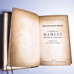 Coleção clássicos; A Tragédia de Hamlet. Shakespeare. Idioma: Português. Lisboa, 1967. Editorial Presença. 251 páginas. Capa dura. Livro em regular estado de conservação. Corte e miolo escurecidos por oxidação e com leves marcas de manuseio. Capa, contracapa e lombada com marcas de manuseio e oxidação. Não possui grifo ou rasura.