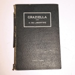 Graziela - Versão Portuguesa. A De Lamartine. Idioma: Português. Editora Livraria Teixeira. 144 páginas. Capa dura. Livro de bolso, possui irregularidades. Corte e miolo escurecidos com oxidação, com sinais de ação do tempo. Capa e contracapa com desgastes; contracapa solta, segurada apenas por parte da lombada; lombada descolada, miolo visível. Miolo irregular. Rasura na folha de guarda, dedicatória na folha de rosto.
