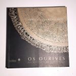 Os Ourives: Na história de São Paulo. Maria Helena Brancante. Idioma: Português. Editora Pinacoteca. 247 páginas. Brochura. Livro em regular estado de conservação. Miolo e corte com manchas amareladas. Não possui grifo ou rasura.