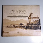 O Rio de Janeiro do fotógrafo Leuzinger 1860-1870. Maria Lucia David de Sanson, Mario Aizen e Pedro Karp Vasquez. Idioma: Português. Rio de Janeiro, 1998. Editora Sextante. 122 páginas. Capa dura. Livro em bom estado de conservação. Não possui grifo ou rasura.