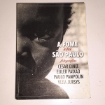 A Fome em São Paulo; fotografias. Cesar Diniz,Euler Paixão e outros. Idioma: Português. São Paulo, 2002. Editora Raiz da Terra. 114 páginas. Brochura. Livro em regular estado de conservação. Não possui grifo ou rasura.