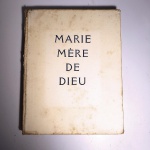 Marie: Mère de Dieu. Henri Ghéon. Idioma: Francês. Paris, 1939. Editora Pierre Tisné. 156 páginas. Capa dura. Livro possui irregularidades. Corte e páginas escurecidos com oxidações e marcas de umedecimento; página 48 rasgada. Capa e contracapa com desgastes e oxidações; lombada com rasgos e oxidações. Miolo solto. Dedicatória na folha de rosto 1.