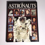 The Astronautas; the first 25 years of manned space flight. Bill Yenne. Idioma: Inglês. London, 1986. Editora Hamlyn. 191 páginas. Capa dura. Livro em regular estado de conservação. Miolo levemente amarelado. Não possui grifo ou rasura.