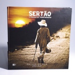 Sertão: a caminho da transformação - amigos do bem. Chico Audi. Idioma: Português. São Paulo, 2013. Editora B4. 160 páginas. Capa dura. Livro em bom estado de conservação. Não possui grifo ou rasura.