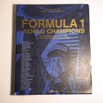 Formula 1 - World Champions. Hartmut Lehbrink e Rainer W Schlegelmilch. Idioma: Inglês. Editora TeNeues. 255 páginas. Capa dura. Livro em regular estado de conservação. Sobrecapa com alguns desgastes. Lombada descolada do miolo em um lado.. Não possui grifo ou rasura.