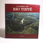 O Livro do Rio Tietê. Estúdio Ro. Idioma: Português. São Paulo, 1991. Editora Estúdio Ro. 167 páginas. Capa dura. Livro em regular estado de conservação. Corte e miolo com pontos de oxidação. Sobrecapa com marcas de manuseio. Não possui grifo ou rasura.