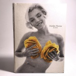 O Mito. Marilyn Monroe. Idioma: Português. Rio de Janeiro, 2007. Editora Sextante. 127 páginas. Capa dura. Livro em regular estado de conservação. Corte e miolo com manchas amareladas. Não possui grifo ou rasura.