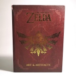 The Legend of zelda: Art & Artifacts. Aria Tanner, Hisashi Kotobuki e outros. Idioma: Inglês. Milwaukee, 2017. Editora Dark Horse Books. 401 páginas. Capa dura. Livro em regular estado de conservação. Rasgo na superfície da capa. Não possui grifo ou rasura.