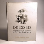 Dressed; A Century of Hollywood - Costume Design. Deborah Nadoolman Landis. Idioma: Português. New York, 2007. Editora Collins. 566 páginas. Capa dura. Livro em regular estado de conservação, com algumas marcas de manuseio. Não possui grifo ou rasura.