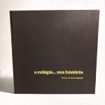O Relógio sua história. Dimas de Melo Pimenta. Idioma: Português. São Paulo, 1976. Editora Dimep. 154 páginas. Capa dura. Livro em regular estado de conservação. Corte e miolo com pontos de oxidação. Capa, contracapa e lombada com leves marcas de manuseio. Não possui grifo ou rasura.