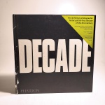 Decade. Terence Mcnamee, Anna Rader e Adrian Johnson. Idioma: Inglês. Editora Phaidon. 502 páginas. Capa dura. Livro em regular estado de conservação. Capa e lombada com rasgos, contracapa com arranhões e etiqueta. Não possui grifo ou rasura.