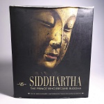 Siddhartha; the prince who became Buddha. Marilia Albanese. Idioma: Inglês. Vercelli, 2008. Editora White Star Publishers. 341 páginas Capa dura. Livro em regular estado de conservação. Sobrecapa com marcas de manuseio nas laterais. Não possui grifo ou rasura.