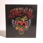 Tattoo World. Marisa Kakoulas & Michael Kaplan. Idioma: Inglês. Nova York, 2011. Editora Abrams. 379 páginas. Capa dura. Livro em bom estado de conservação. Não possui grifo ou rasura.