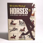 The Golden Book of Horses. George McMillan. Idioma: Inglês. New York, 1968. Editora Golden Press. 105 páginas. Capa dura. Livro em regular estado de conservação. Corte e miolo escurecidos por oxidação. Capa, contracapa e lombada com leves marcas de manuseio e oxidações. Não possui grifo ou rasura.