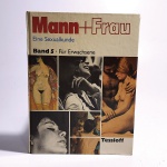 Mann+Frau; Eine Sexualkunde. Dr Jean Cohen e outros. Idioma: Alemão. Paris, 1975. Editora Tessloff. 285 páginas. Capa dura. Livro em regular estado de conservação. Corte e miolo com pontos de oxidação. Capa, contracapa e lombada com oxidações. Não possui grifo ou rasura.