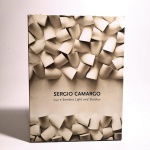 Sergio Camargo; Luz e sombra. Idioma: Português e inglês(Bilingue). São Paulo, 2007. Editora Tecnisa. 199 páginas. Capa dura. Livro em bom estado de conservação. Não possui grifo ou rasura.