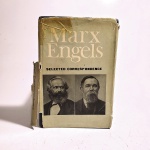 Marx Engels - Selected Correspondence. Idioma: Inglês. 1965. Editora Progress Publishers. 582 páginas. Capa dura. Livro em regular estado de conservação. Não possui grifo ou rasura. Corte e miolo escurecidos com oxidações. Sobrecapa com rasgos, desgastes e fita, lombada da sobrecapa solta, rasgada e com fita. Capa, contracapa e lombada com marcas de manuseio e oxidações
