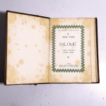 Salomé. Oscar Wilde. Idioma: Português. Rio de Janeiro, 1952. Editora Olympio. 108 páginas. Capa dura. Livro em regular estado de conservação. Corte e miolo escurecidos por oxidação. Capa, contracapa e lombada com marcas de manuseio e oxidações. Não possui grifo ou rasura.
