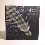 Santos; 462 anos; um olhar sobre a cidade. Ernesto Papa e João Batista Mendes. Idioma: Português - Inglês - Espanhol. Santos, 2008. Editado por Juan Esteves. 184 páginas. Capa dura. Livro em bom estado de conservação. Não possui grifo ou rasura.